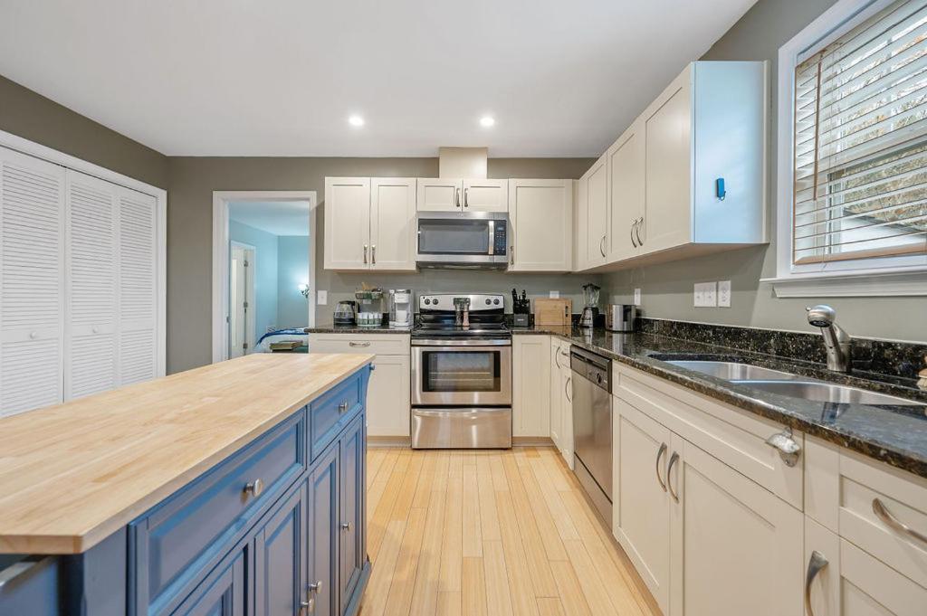 New Victorian Theme, 3Br, Lrg Backyard Close To Pnc Arena, Downtown, And Rdu Airport Raleigh Exterior photo